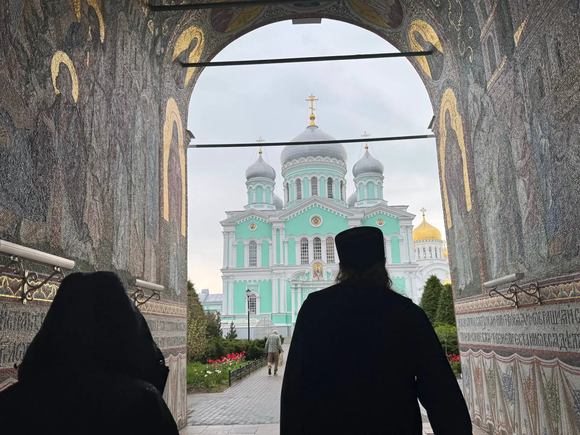 По дороге в Санкт-Петербург заехали в Дивеево к батюшке Серафиму