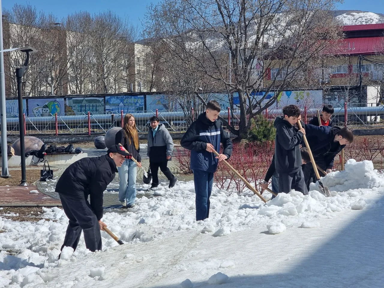 💪 Разворошили последний снег!❄️➡️🌱  ☀️Сегодня пятница, а это значит, что учителя и гимназисты снова 