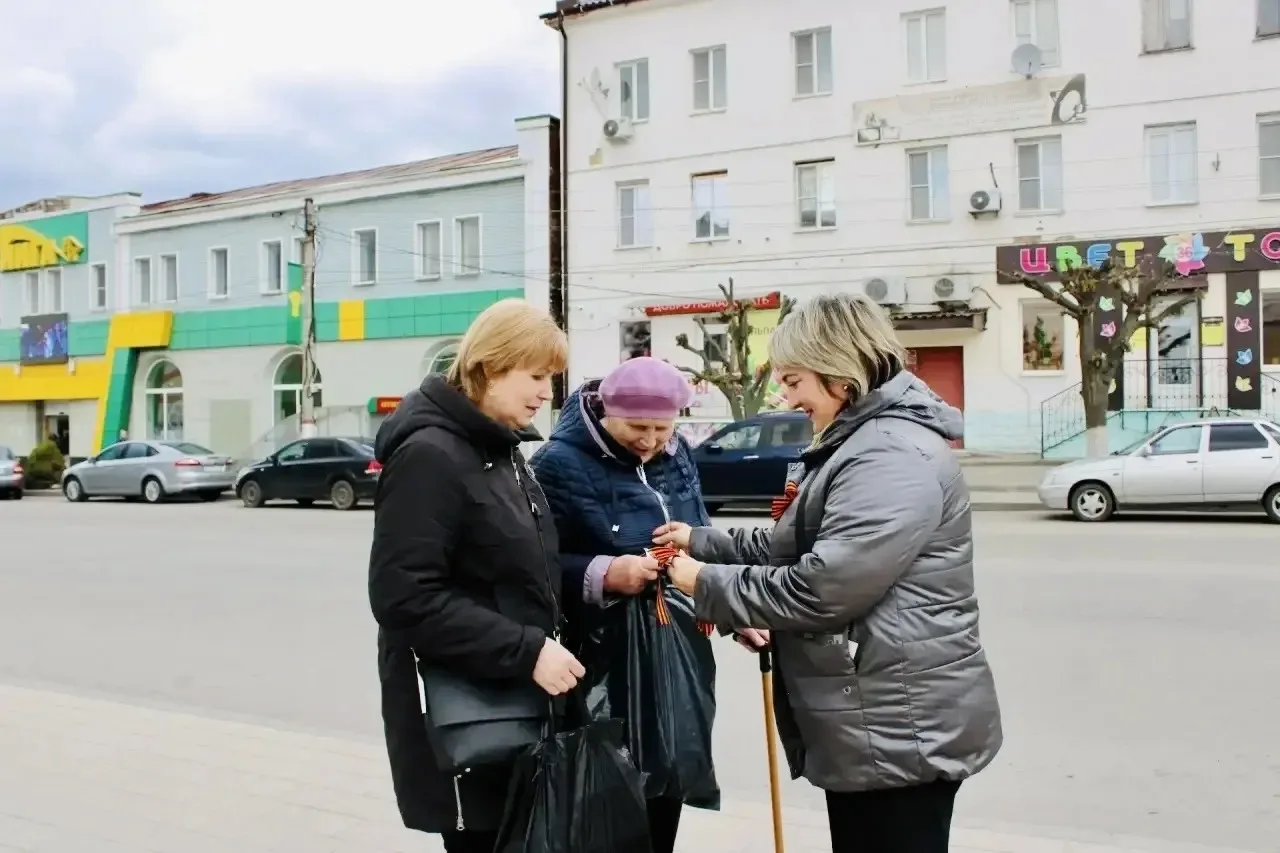 В преддверии Дня Победы острогожские работники культуры провели акцию "Георгиевская ленточка" в цент