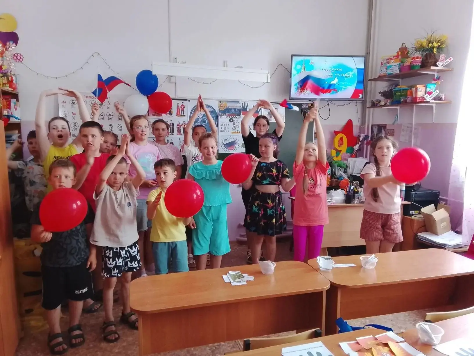 Страну, в которой мы живем,
С любовью Родиной зовем!
Россия – Родина моя!
Россия, ты у нас одна,
И з