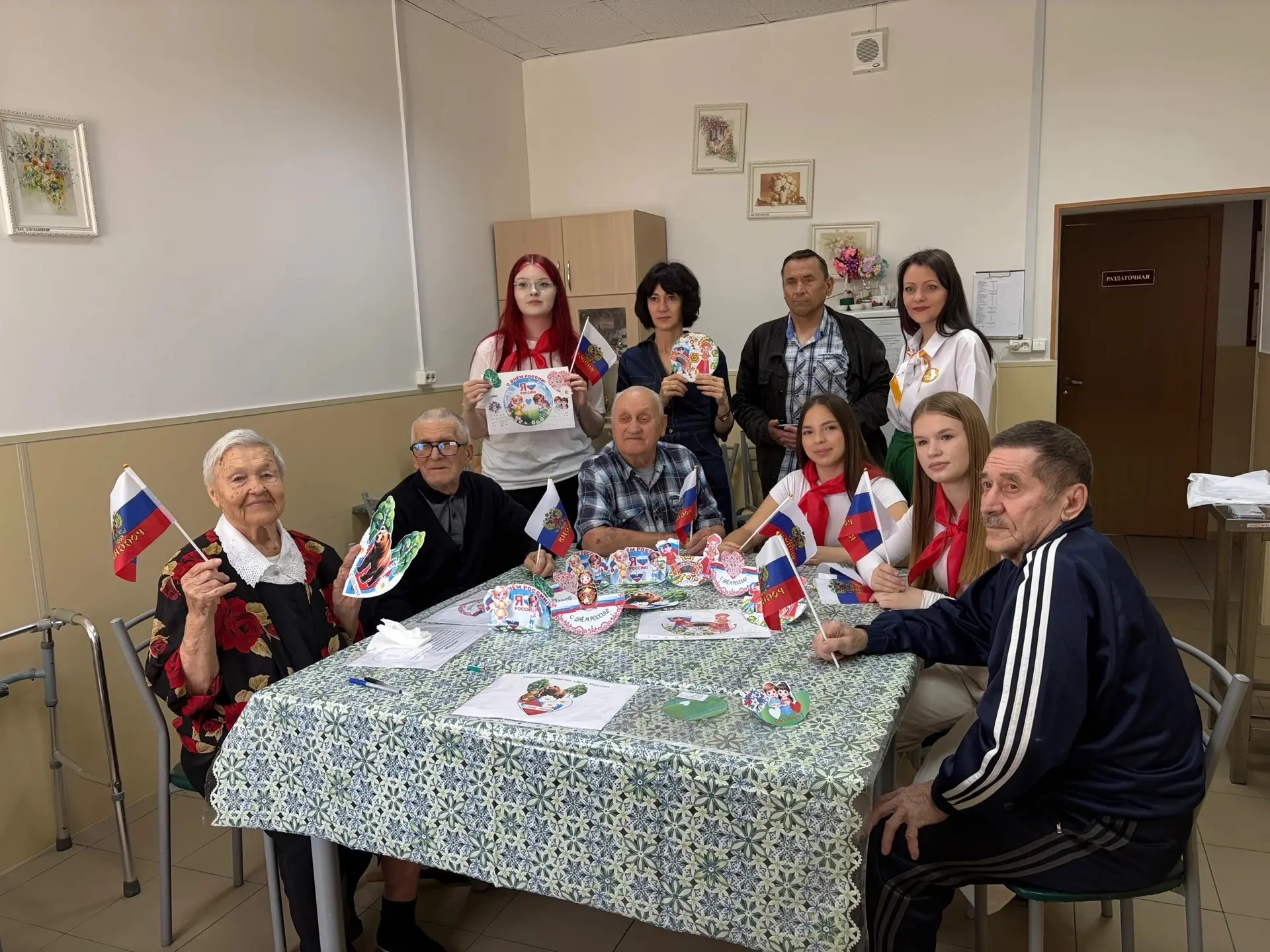 Мастер-Класс «Открытка ко Дню России» 

Волонтерский отряд «Молодые сердца» посетил подшефную органи