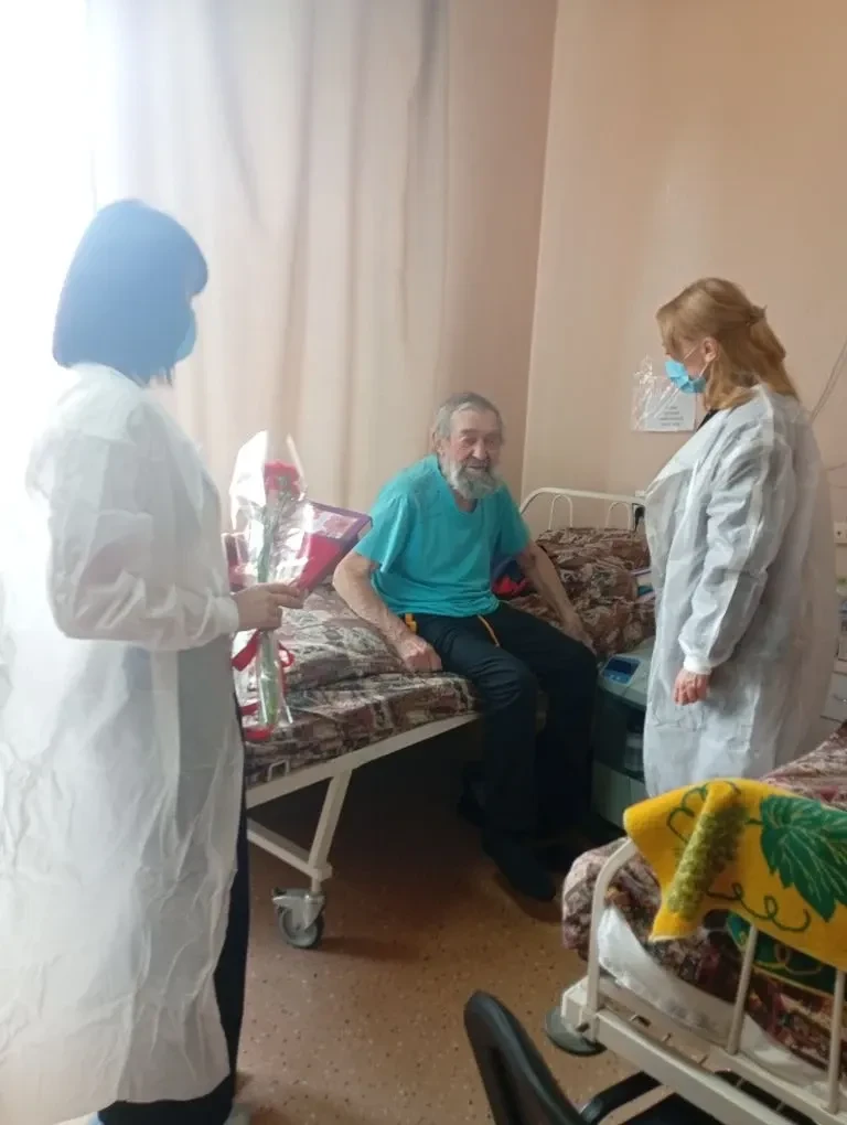 В преддверии Дня Победы врачи медико-социальной экспертизы поздравили с наступающим 9 м...