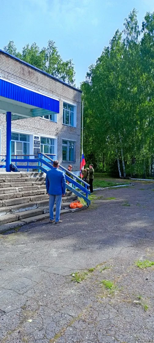 Второй день сборов начался с построения по отделениям, поднятия флага и исполнения гимн...