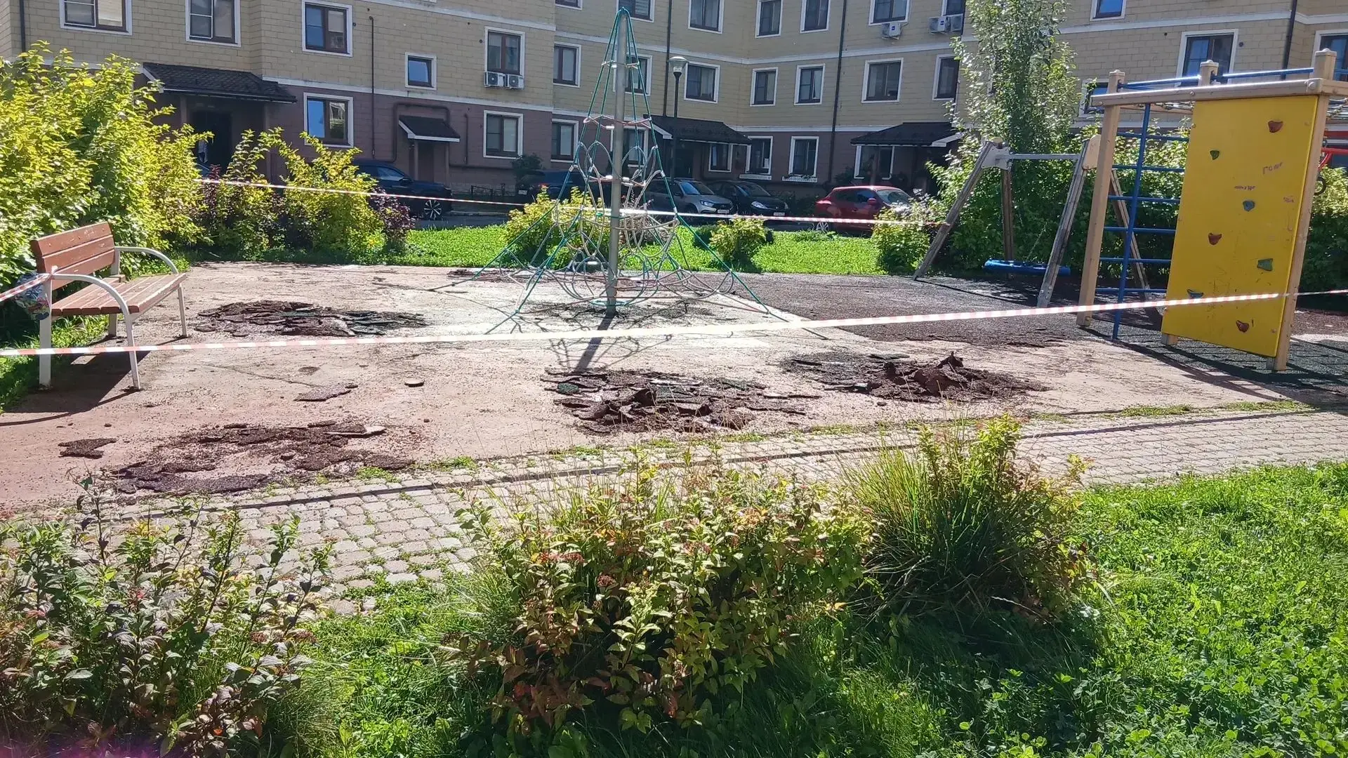 УК ремонтирует покрытие не детской площадке, пожалуйста, не пускайте туда детей во избе...