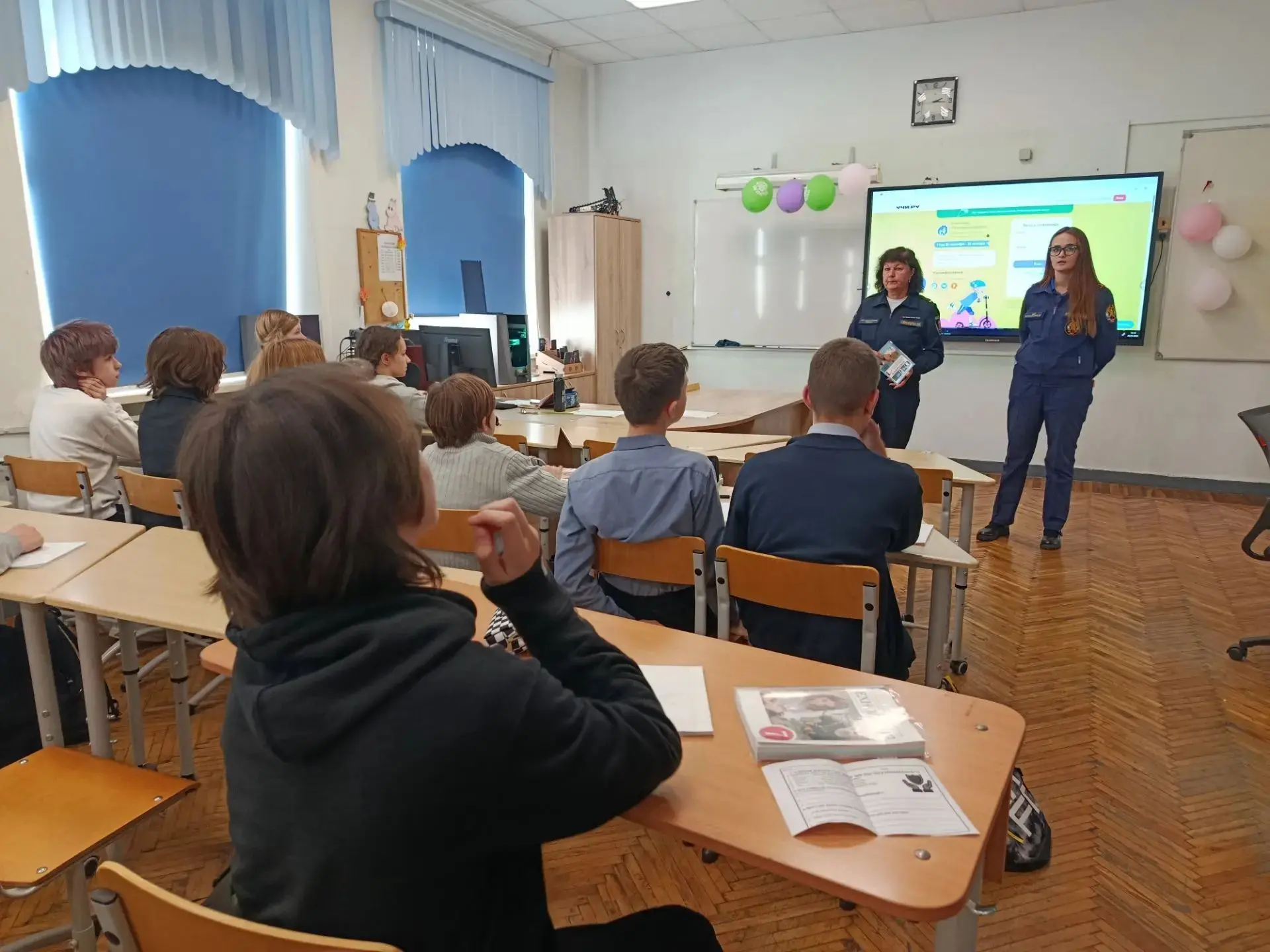 В рамках "Месячника пожарной безопасности" инструктор противопожарной профилактики СПБ ...
