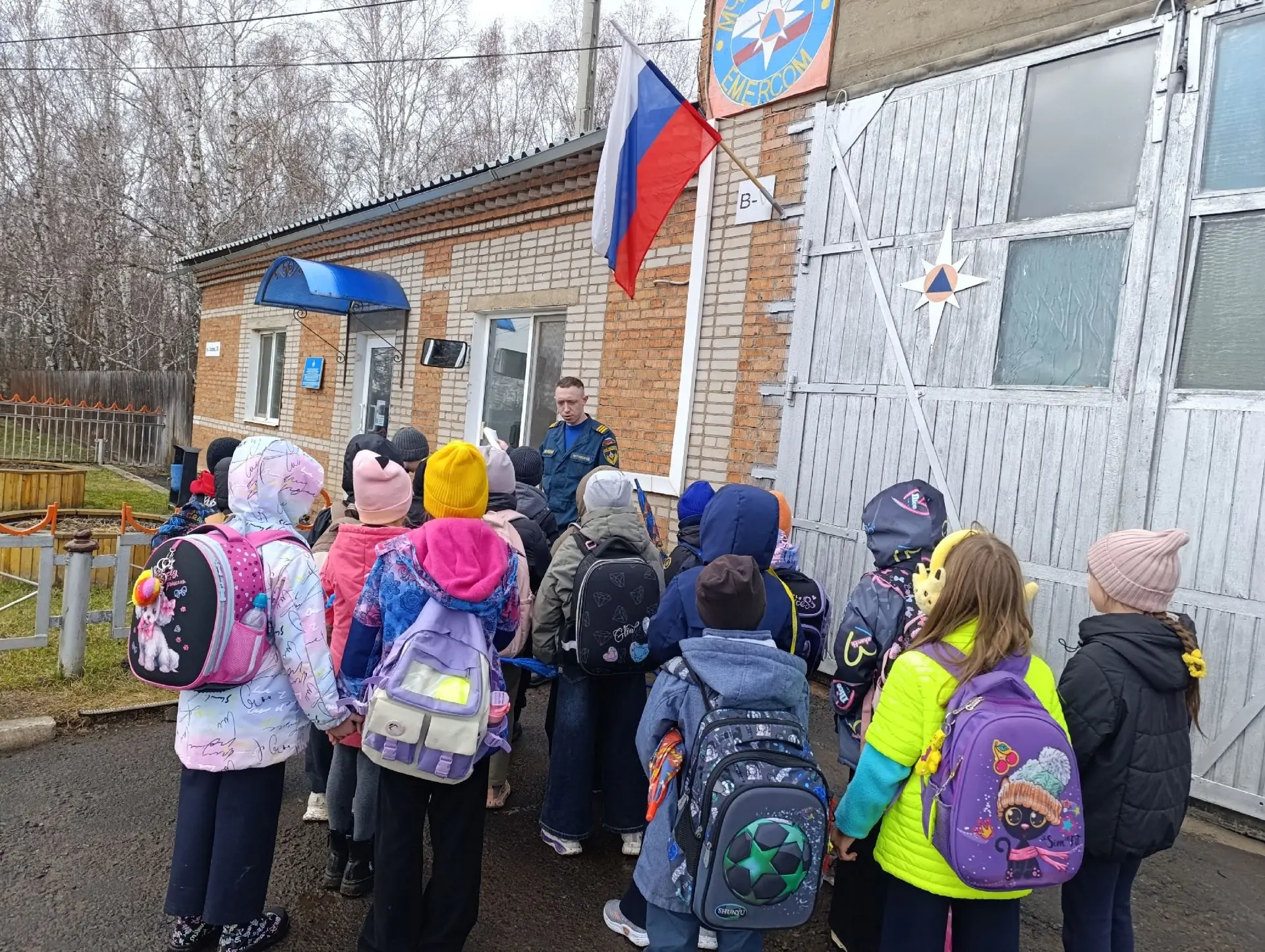 Первоклассники Дзержинской средней школы №1 побывали на экскурсии в пожарно-спасательной части №39  