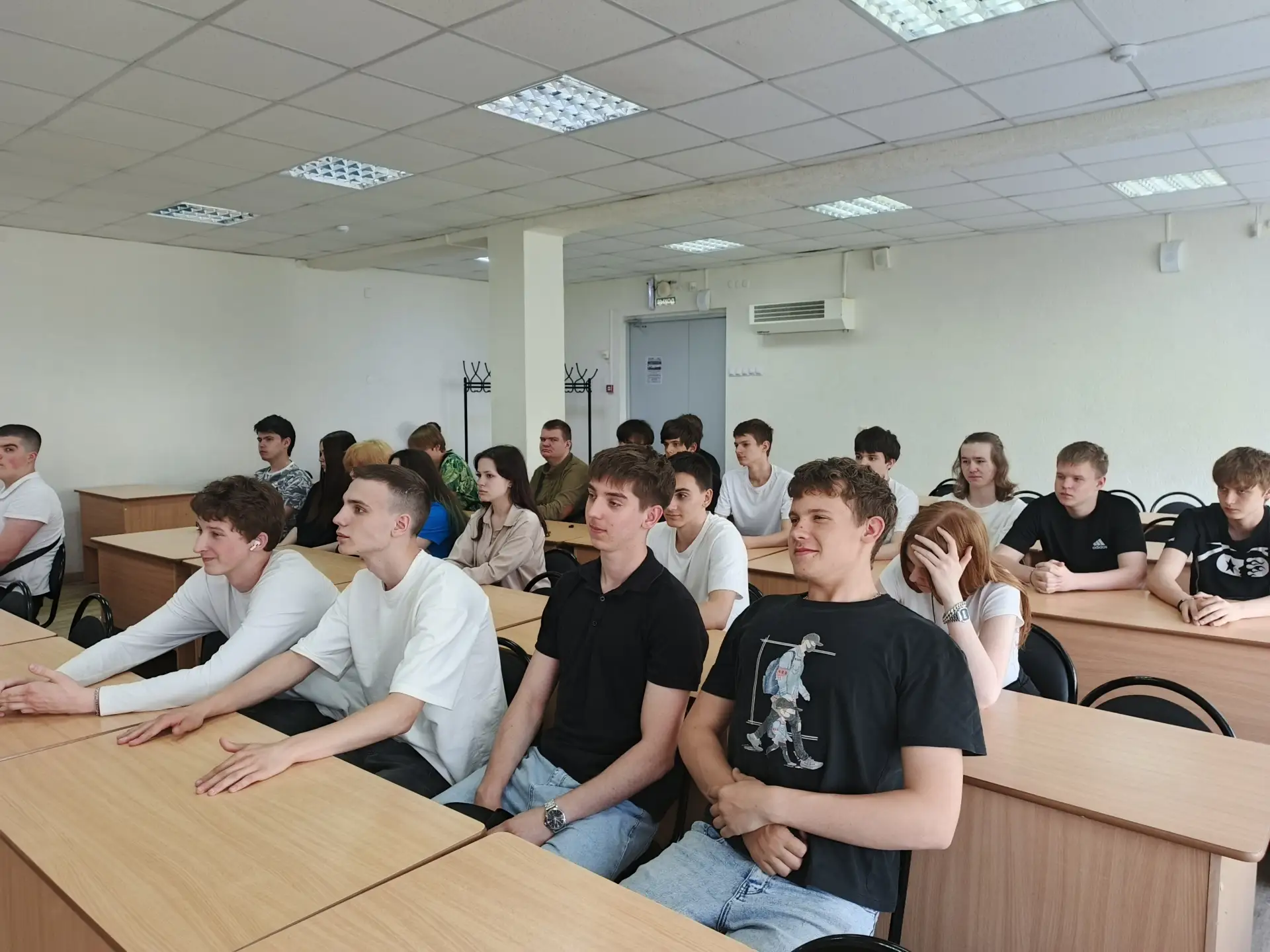 Обратная сторона прогресса 📲  В библиотеке учебного комплекса промышленных технологий ИТ-колледжа со