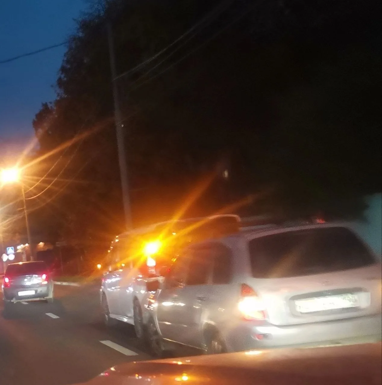 На дороге у Запруд после моста в сторону столицы — авария. Машина или что там произошло...