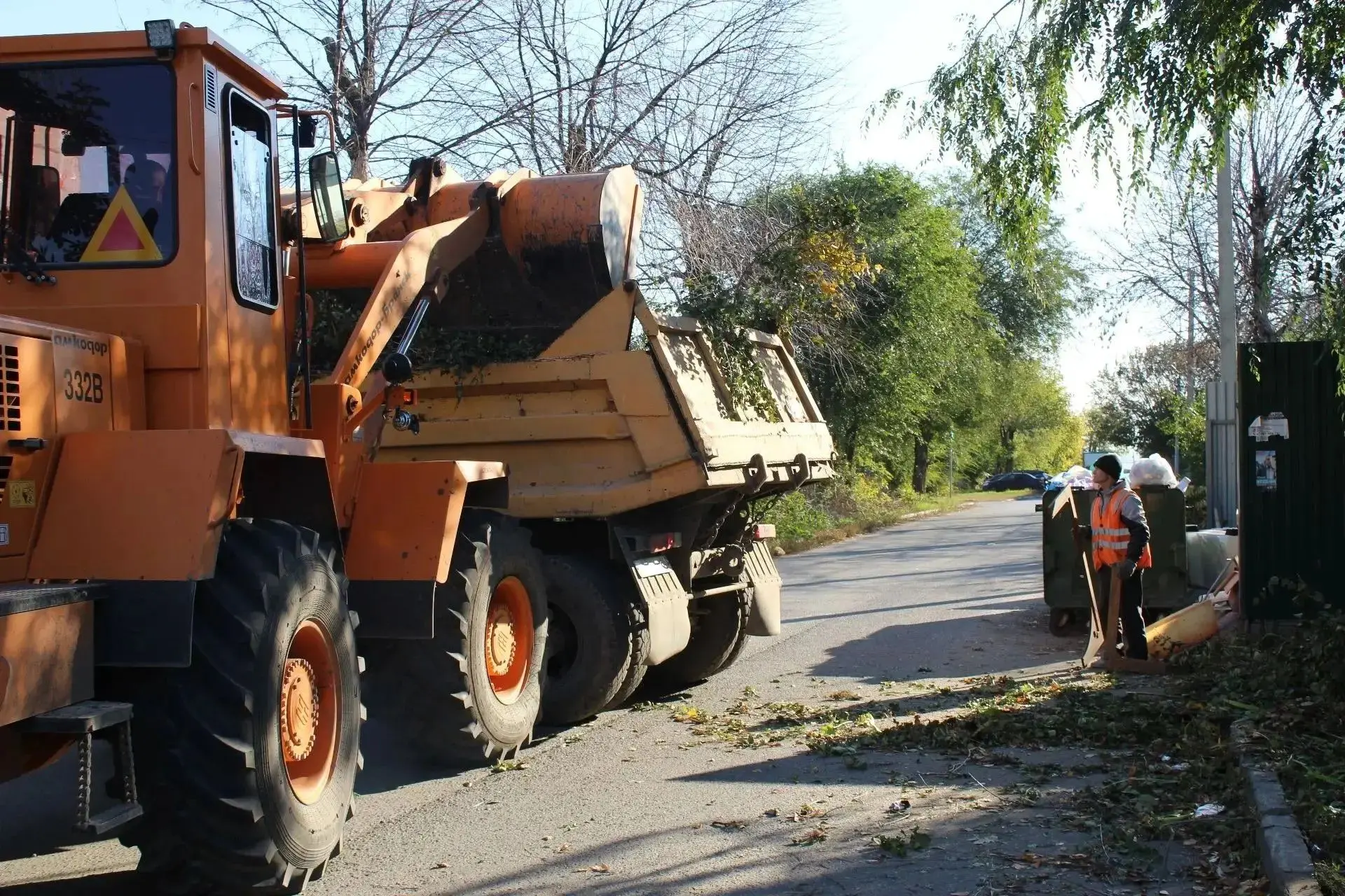 🦺 Коммунальные службы города продолжают наводить порядок