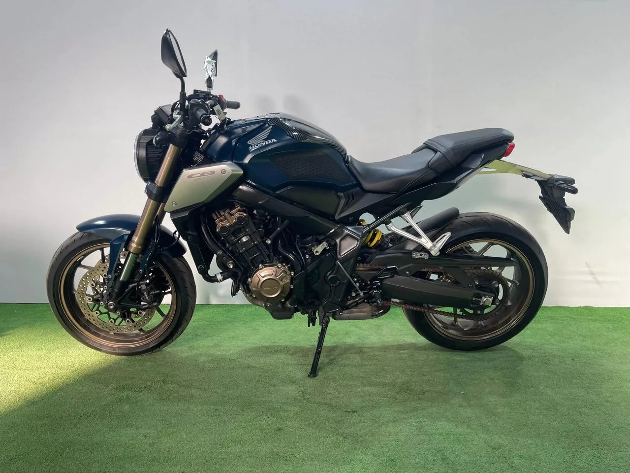 HONDA CB650R в наличии во Владивостоке  Характеристики:  - 2021 год - объем 650 см3 - Аукцион BDS - 