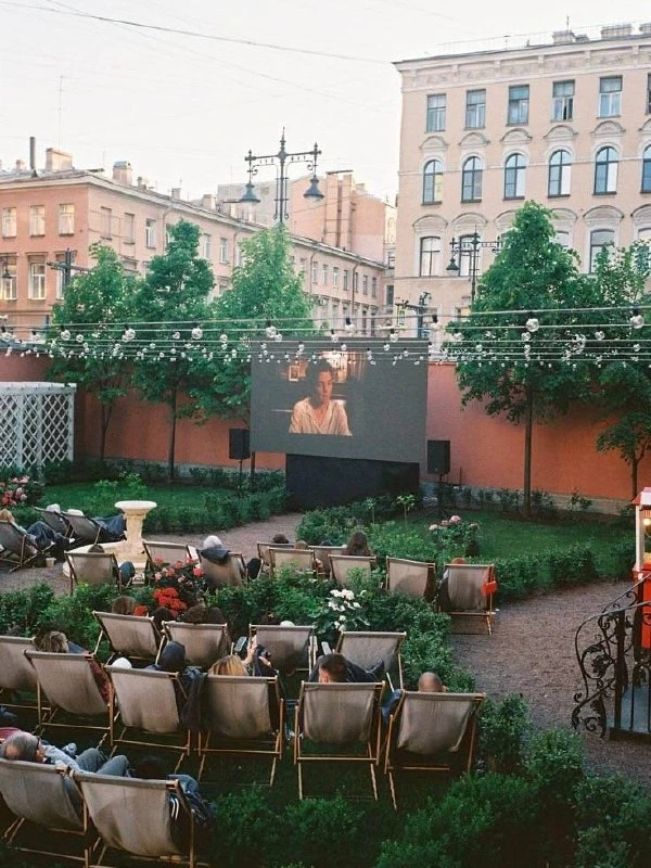 5 летних кинотеатров под открытым небом в Петербурге 🎬

Лето — идеальное время для кино на свежем в