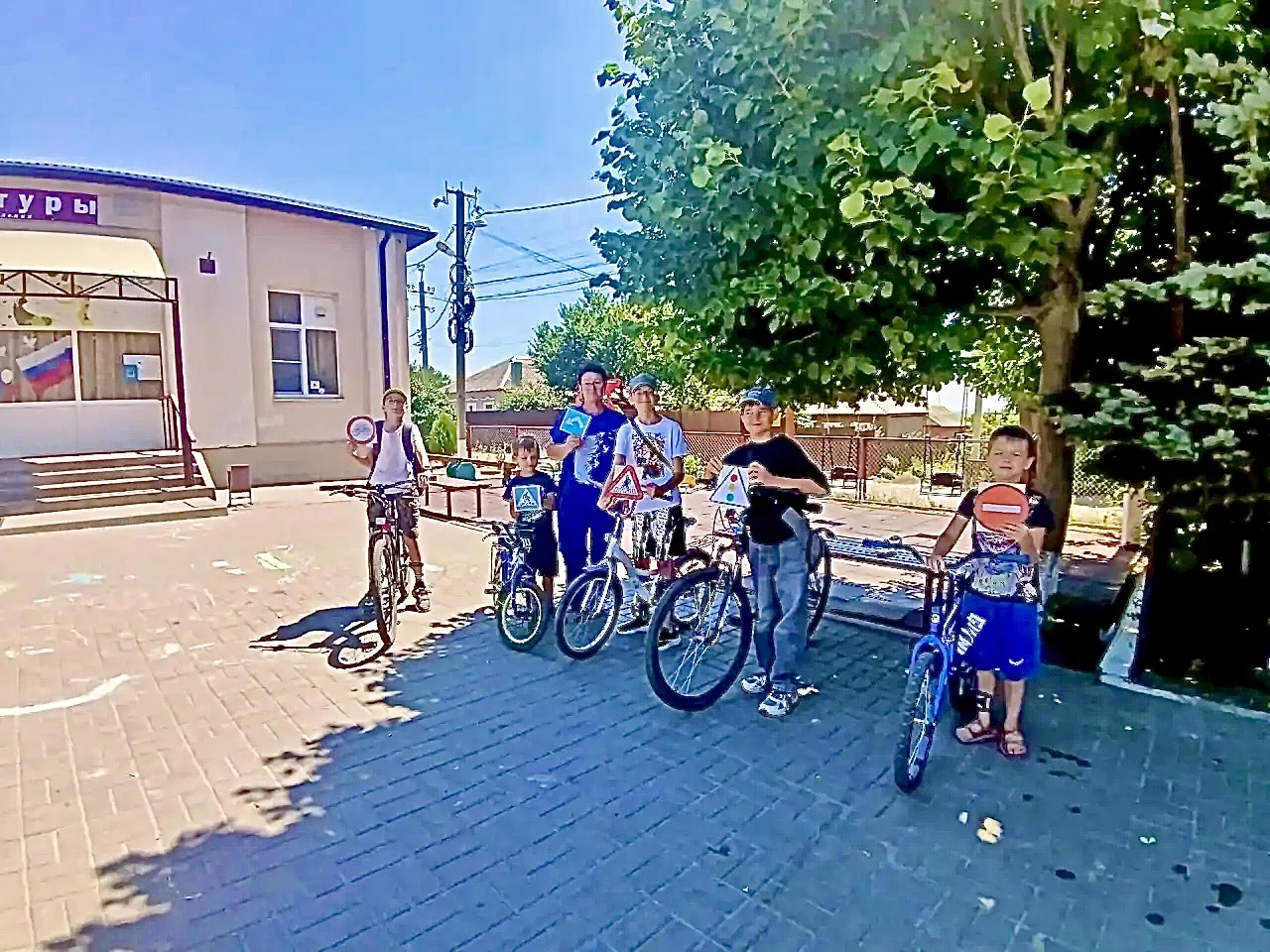 🚦 Безопасное лето начинается с нас!

На площади нашего Дома культуры прошла познавательная акция «Л