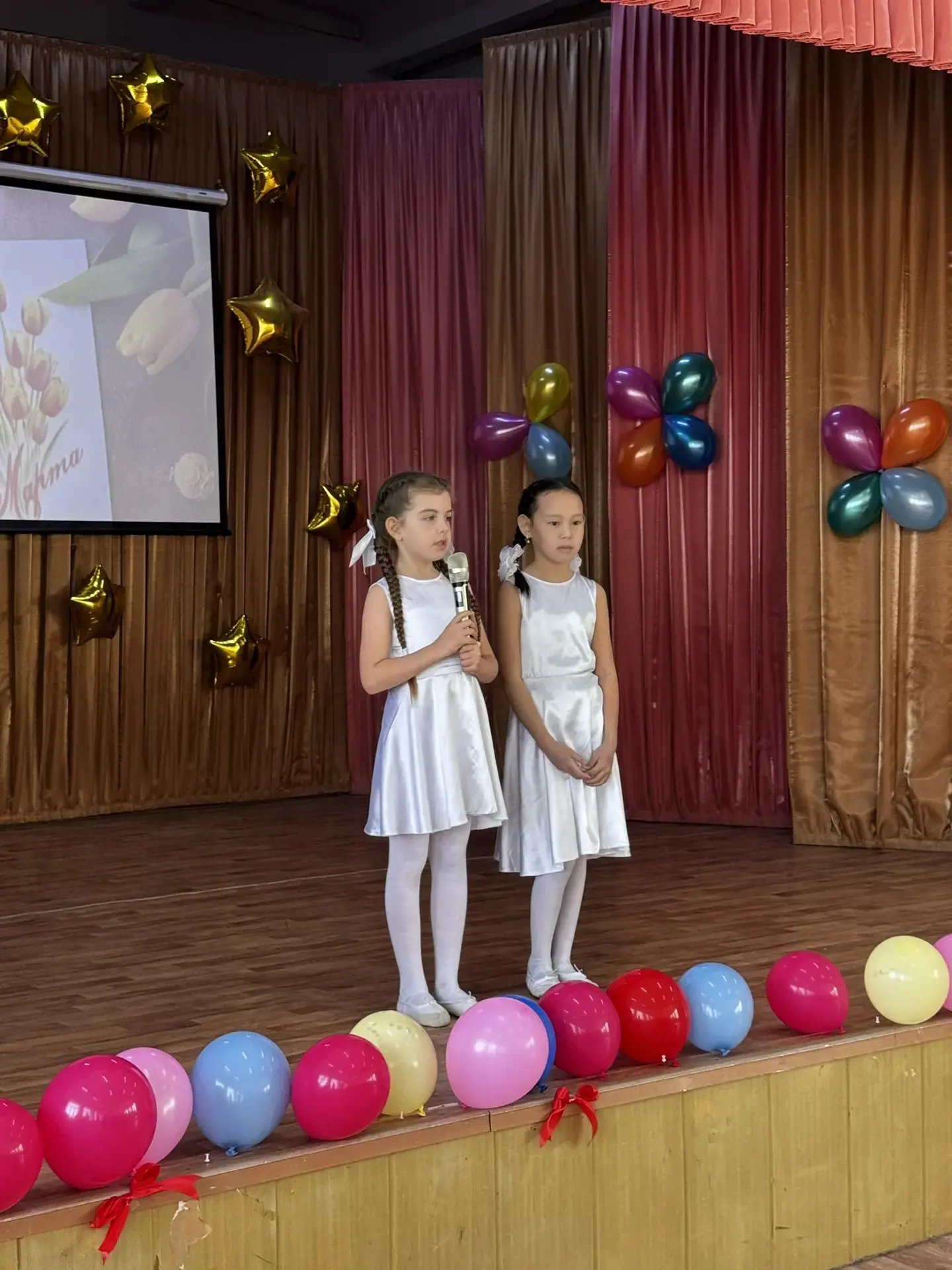 🌸 Самым любимым и нежным посвящается: праздник во 2 «В» классе! ✨  Сегодня в нашей школе было по-осо