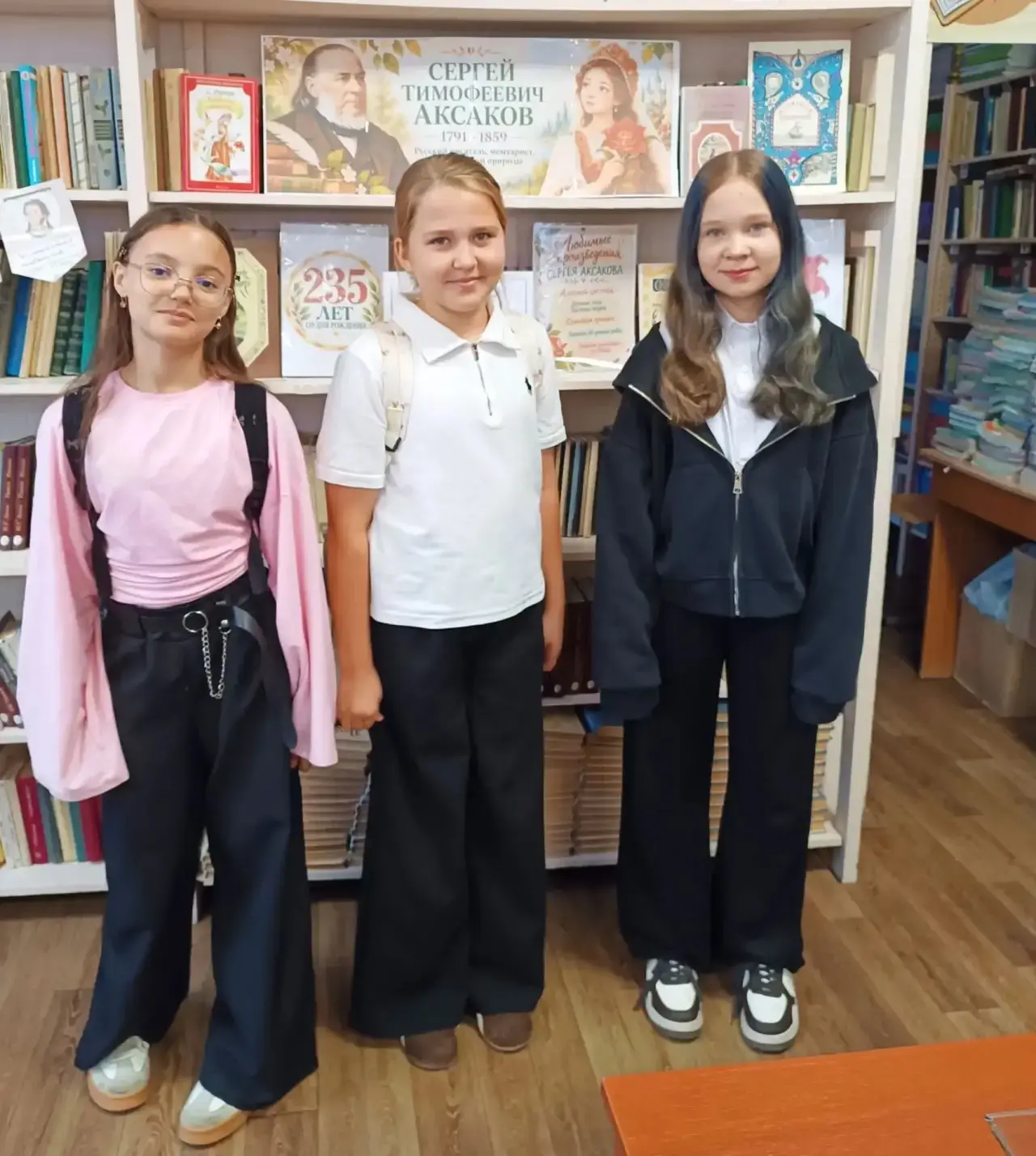 В школьной библиотеке оформлена книжно - иллюстрированная  выставка  к юбилею великого ...
