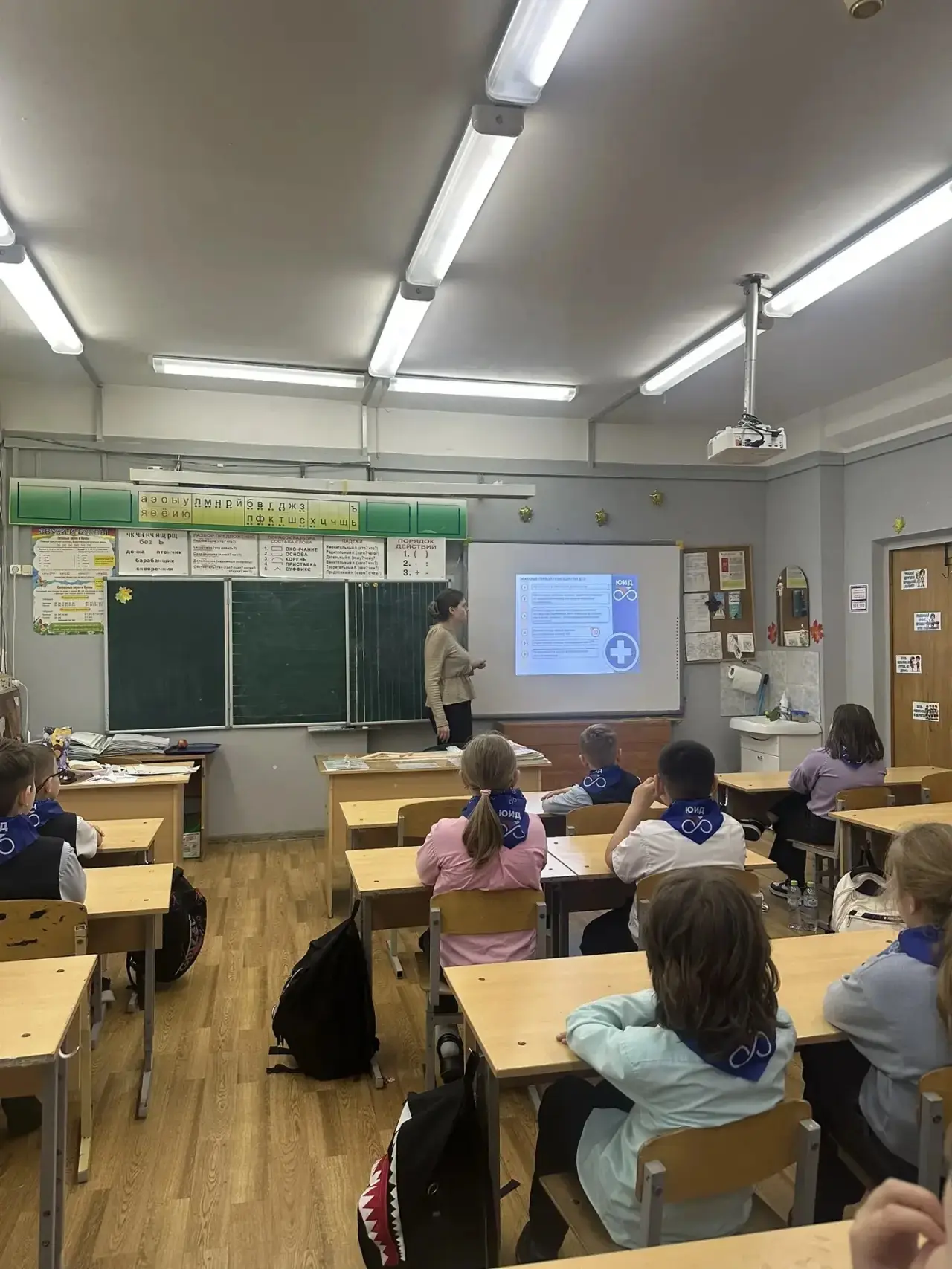 🚦 Отряд ЮИД «Светофор» — за безопасность на дороге!  Сегодня наши юные инспекторы движения под руков