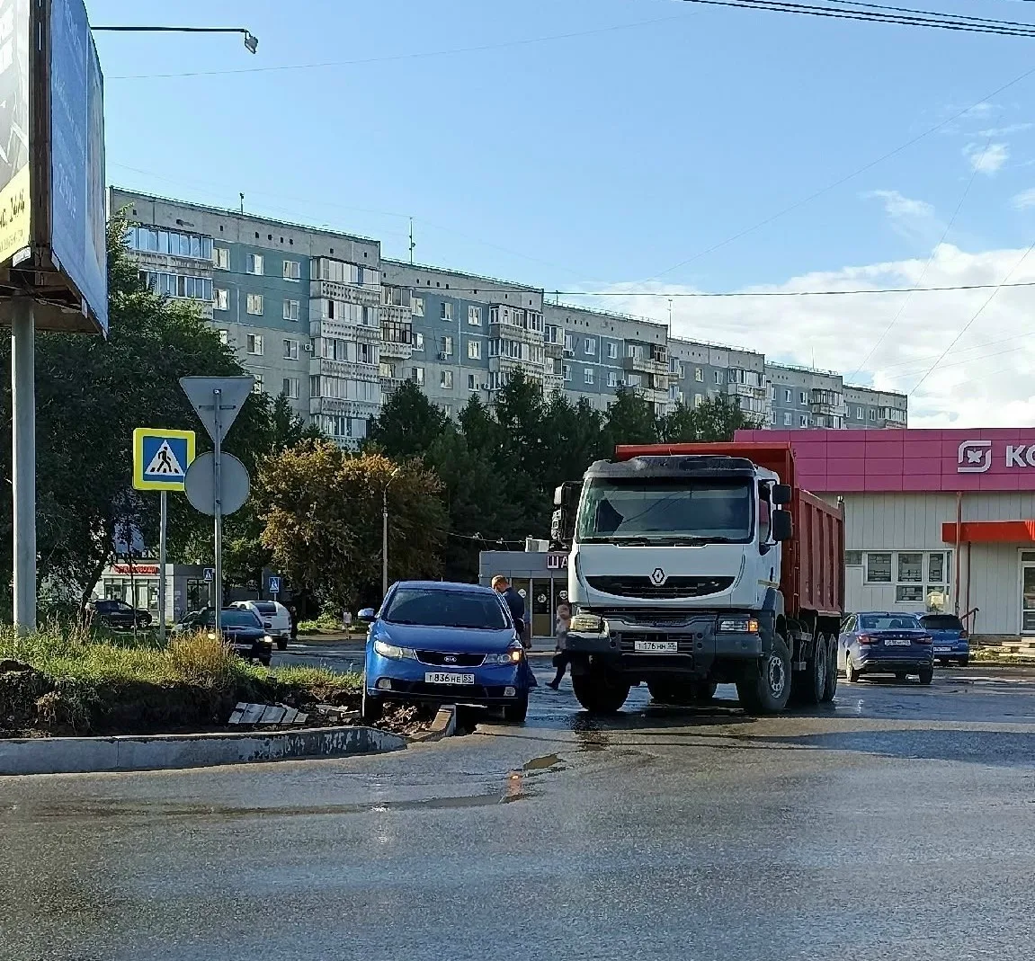 Повис на бордюре. Водительская дверь всмятку. Лукашевича 14/4 рядом с магнитом.