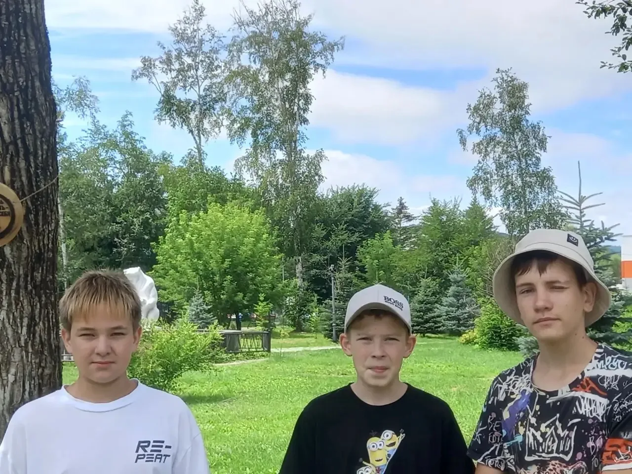 Наши ребята из пришкольного лагеря приняли участие в экологической акции по развешиванию табличек с 