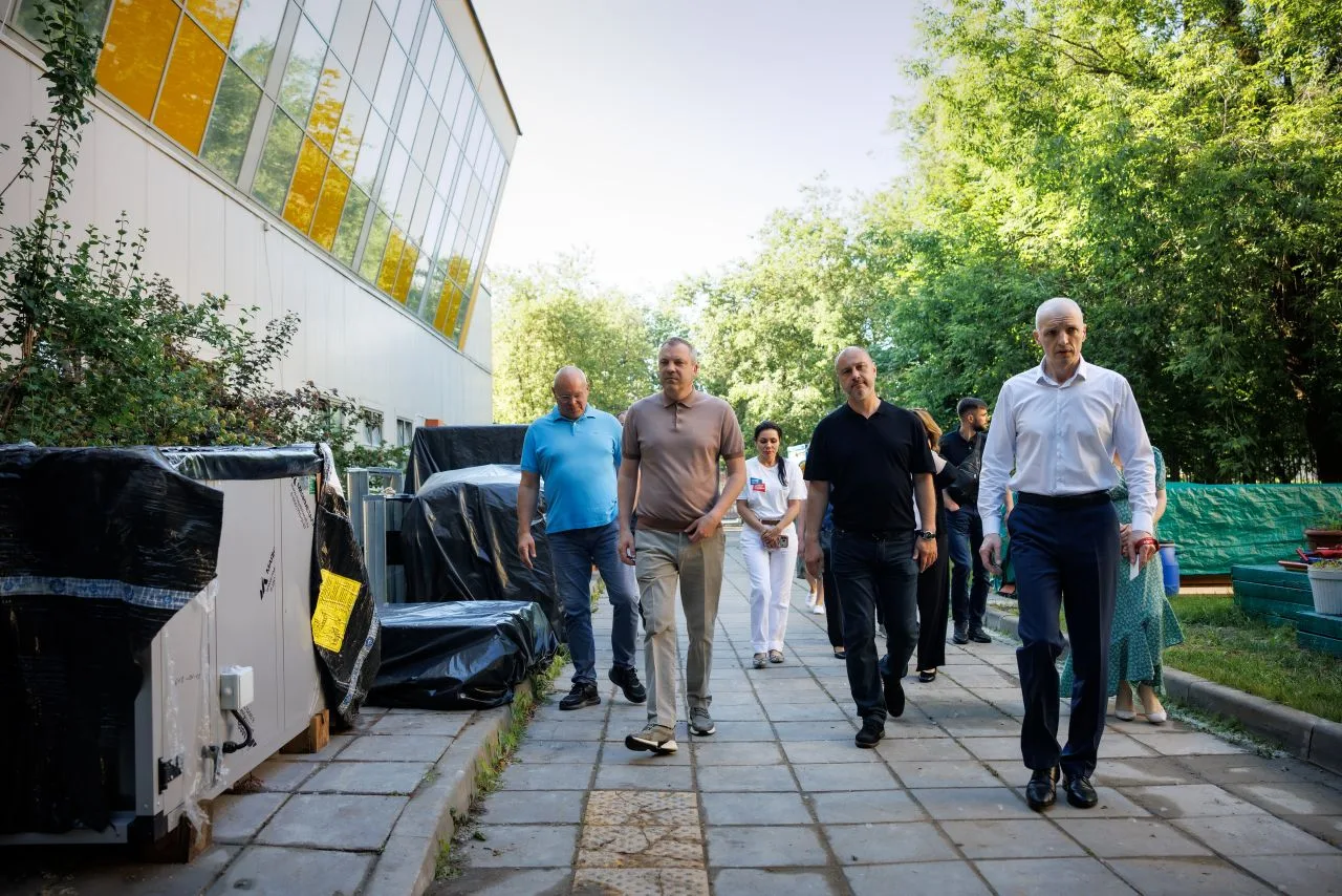 Евгений Попов проинспектировал ход ремонтных работ в спортивной школе олимпийского резерва "Запад" 
