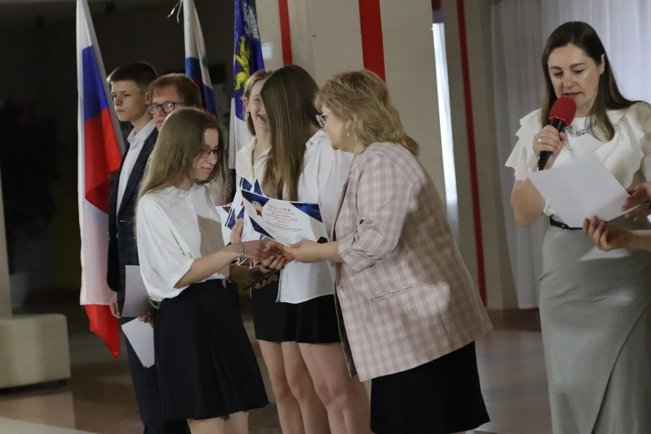 🇷🇺Сегодня, 25 мая, прошла линейка для 9 классов.  Директор Светлана Николаевна Никонова вручила засл
