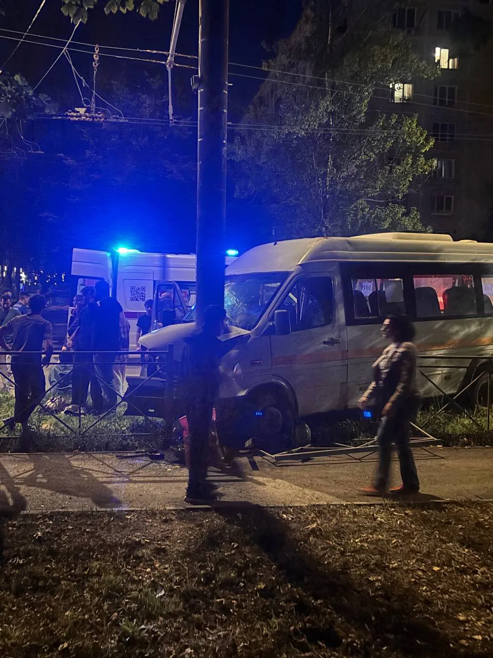 Авария на Советской ул., маршрутка №1019 врезалась в столб.

👉Подписаться на Видное 24/7