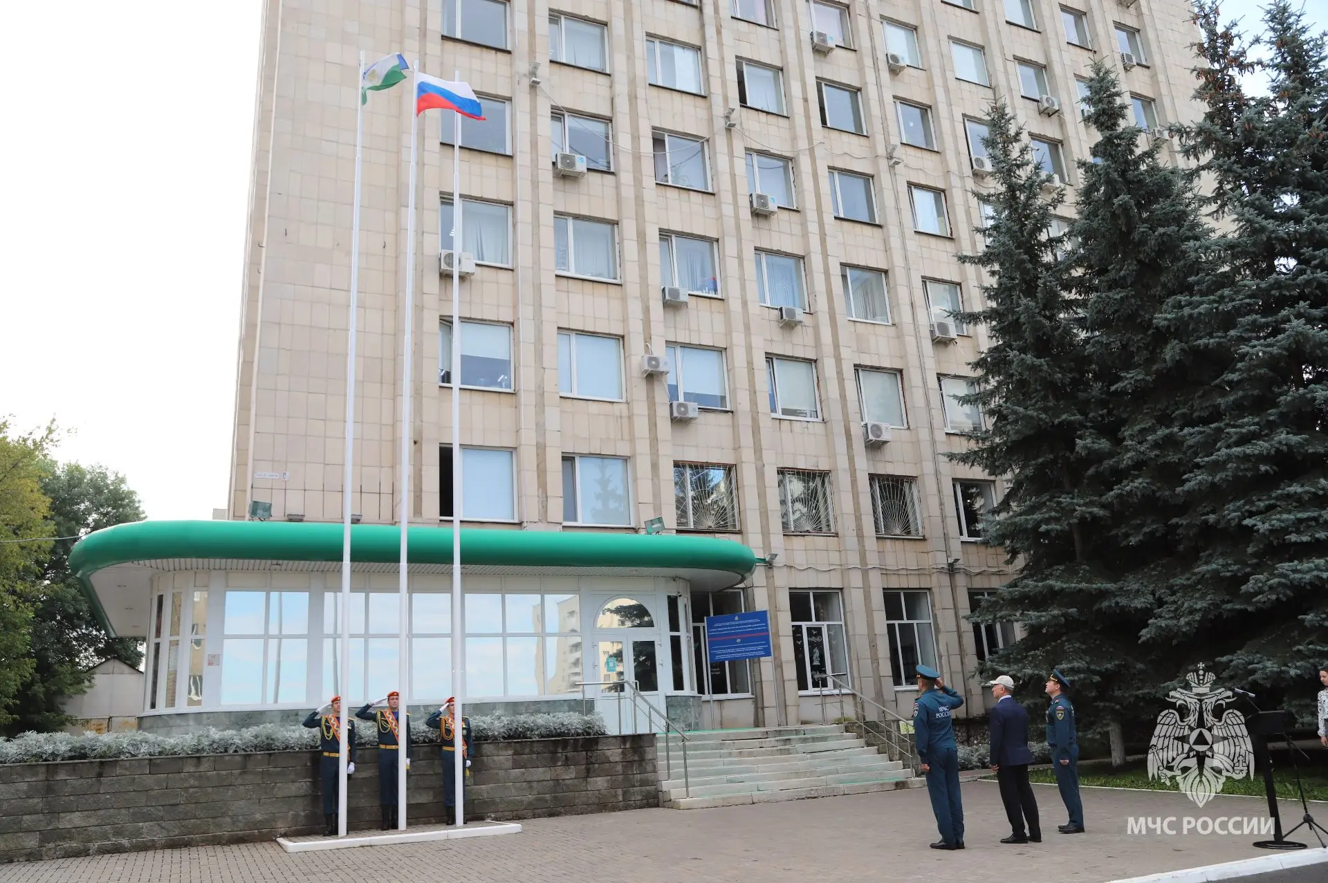 🇷🇺В Главном управлении МЧС России по Республике Башкортостан на фасаде здания состоял...