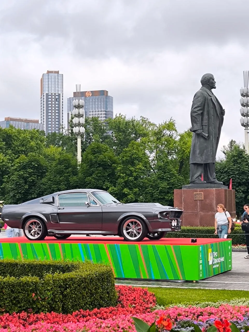 Самые красивые автомобили мира на фоне памятника человеку, много сделавшему для того, чтобы в России