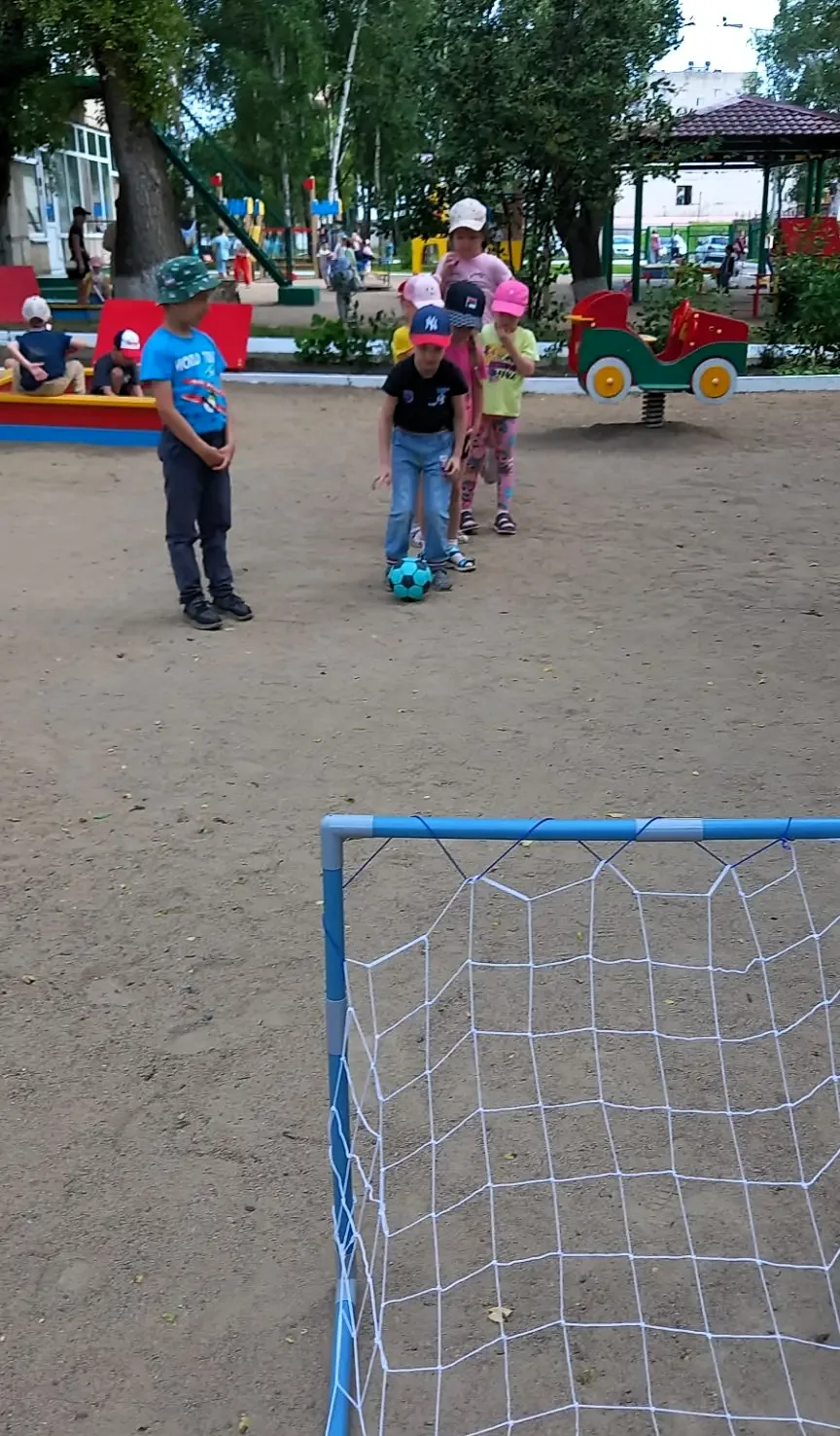 ⚽🎨 На улице — и спорт, и творчество!
Наши ребята проводят время на свежем воздухе с максимальной по