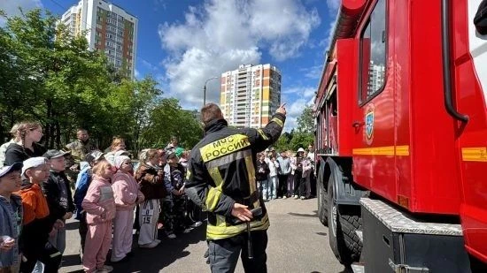 «Почувствовать себя настоящим героем»: сотрудники МЧС провели урок безопасности для детей в пришколь