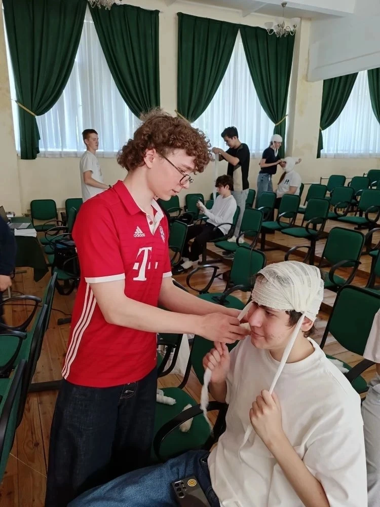 В школе продолжаются учебные сборы для обучающихся 10 классов по оказанию первой медици...