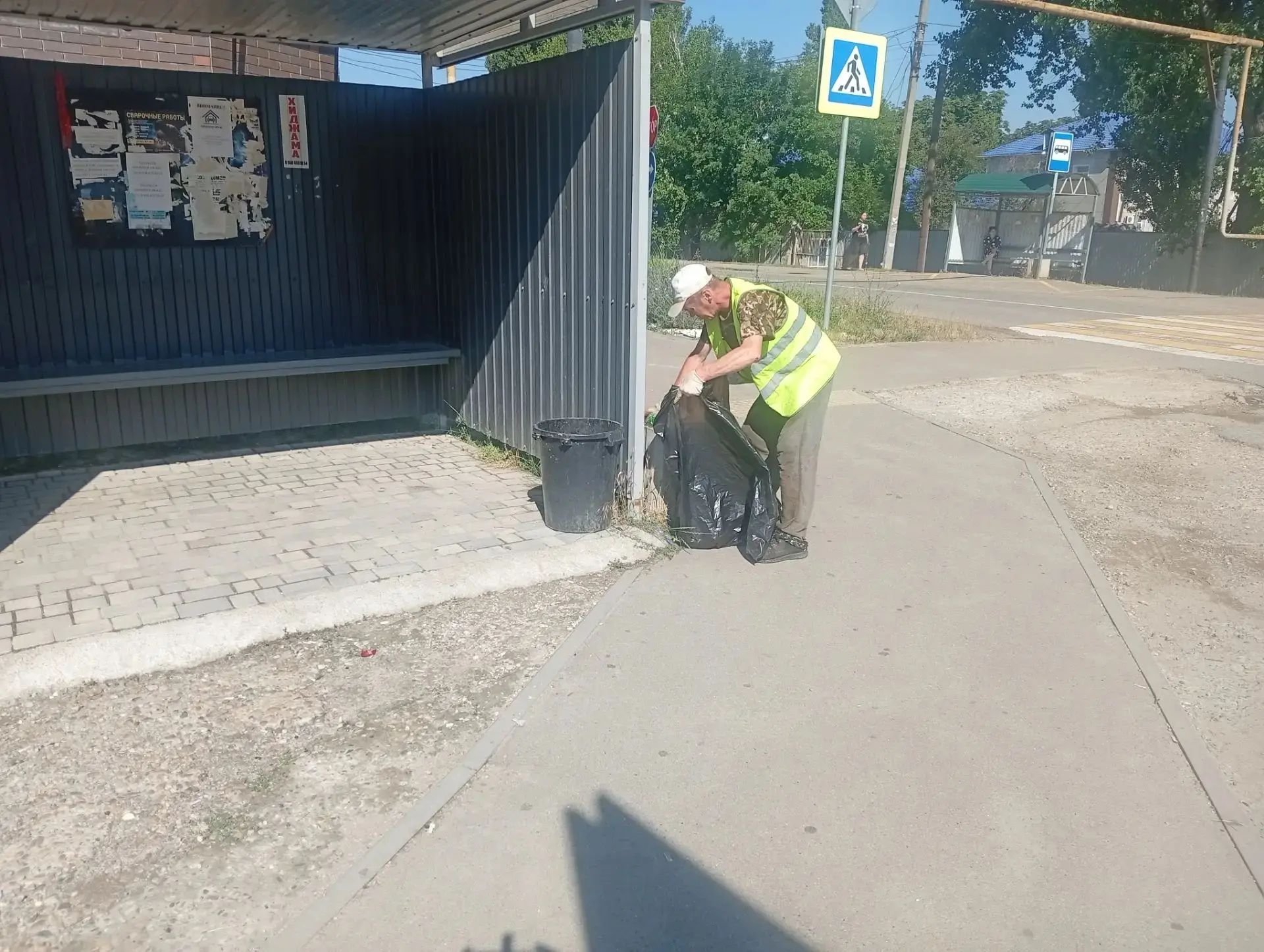 В ежедневном режиме сотрудники МАУ "Сервис" проводят уборку на остановках общественного транспорта.