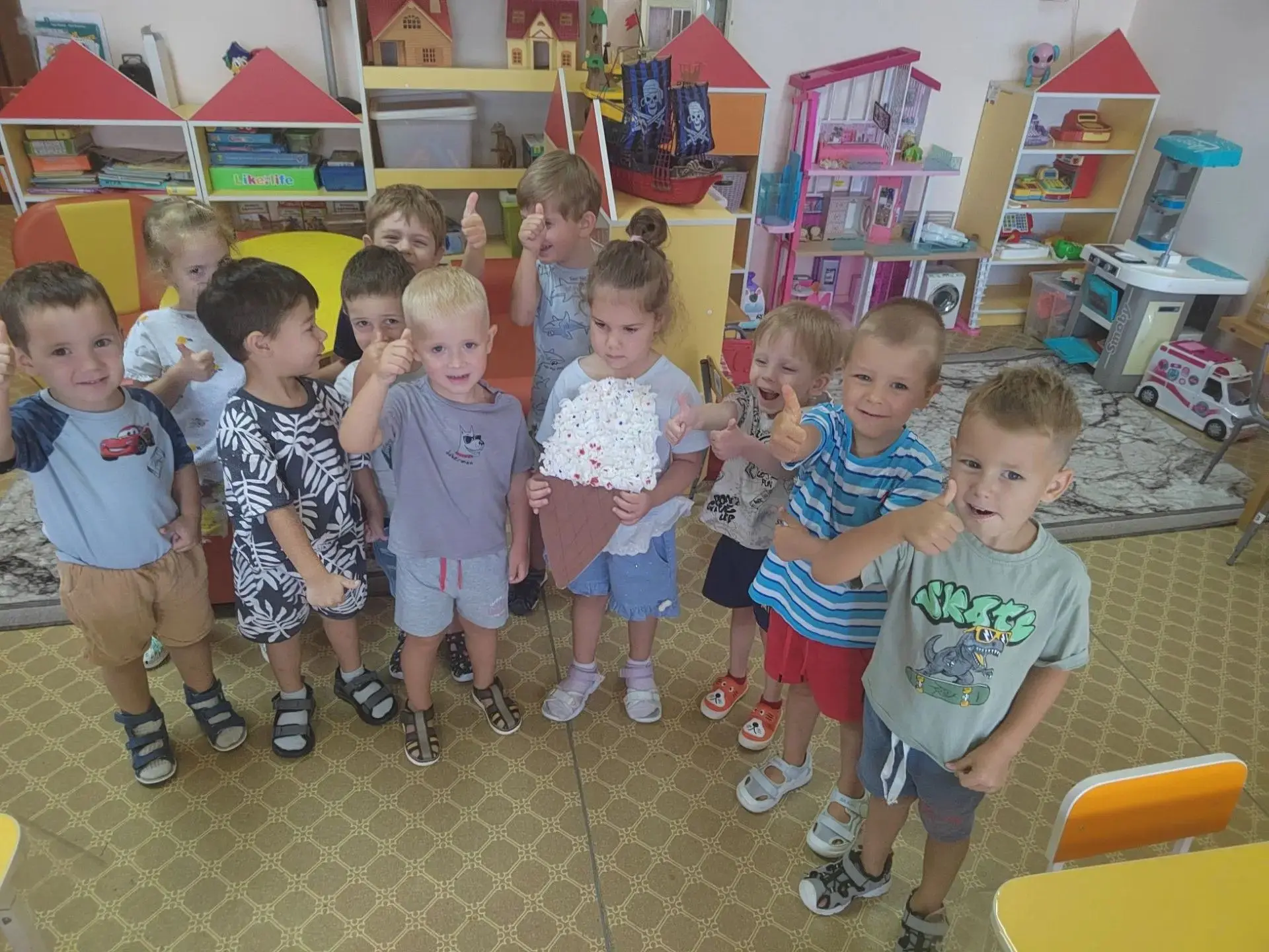 😊 На занятии по изобразительной деятельности ребята средней группы «В» учились работат...