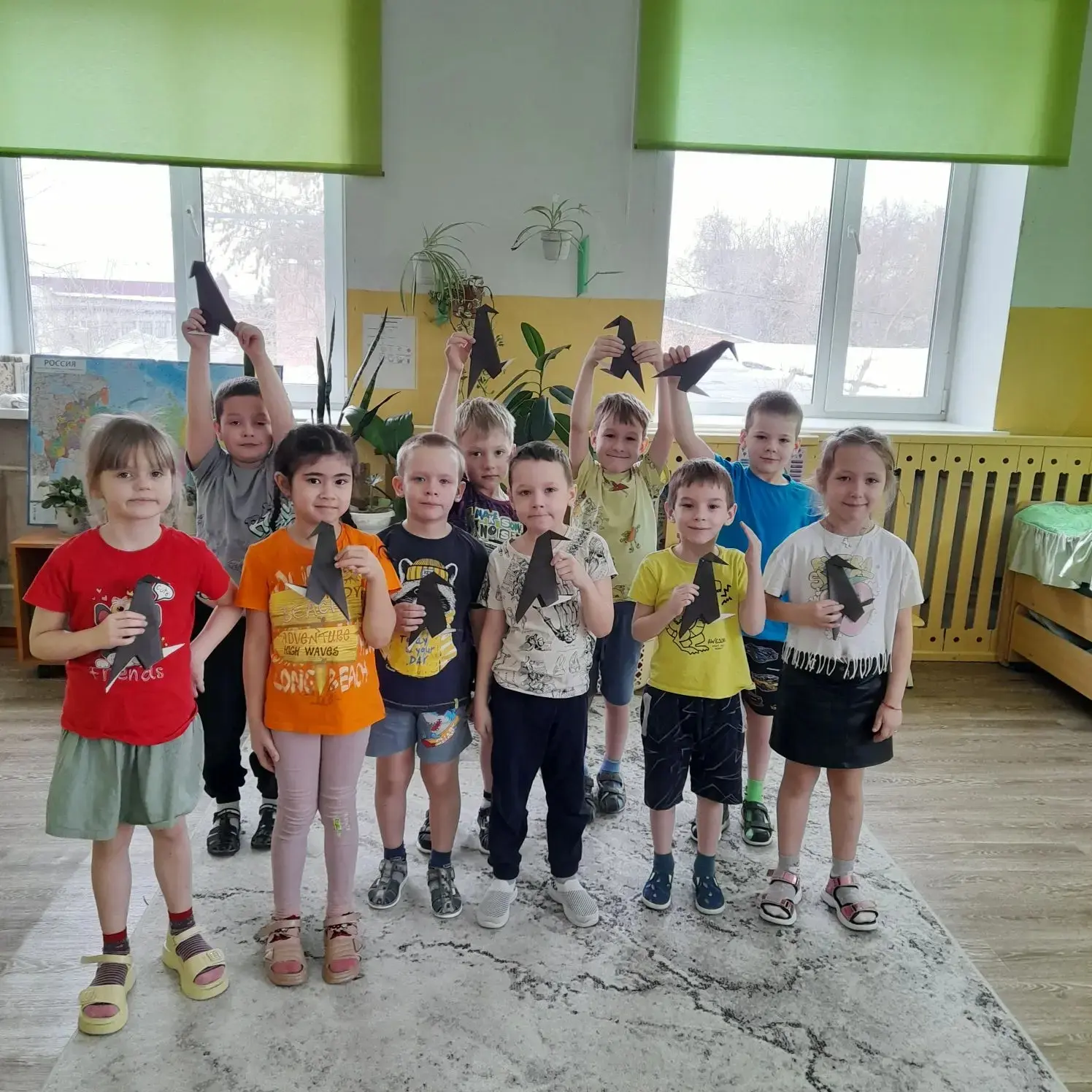 Оригами "Грачи прилетели". Воспитанники подготовительной группы продолжают развивать мелкую моторики