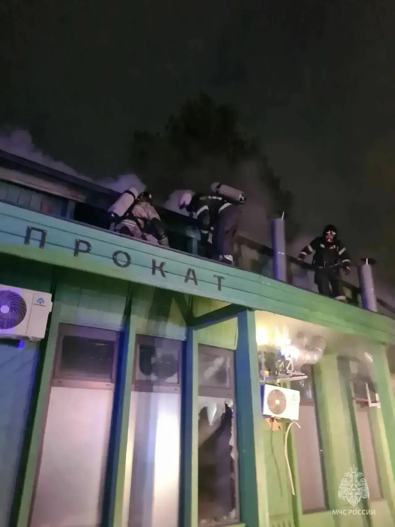 😨🔥 В парке «Изумрудный» загорелось кафе быстрого питания. На месте работали 15 огнебо...