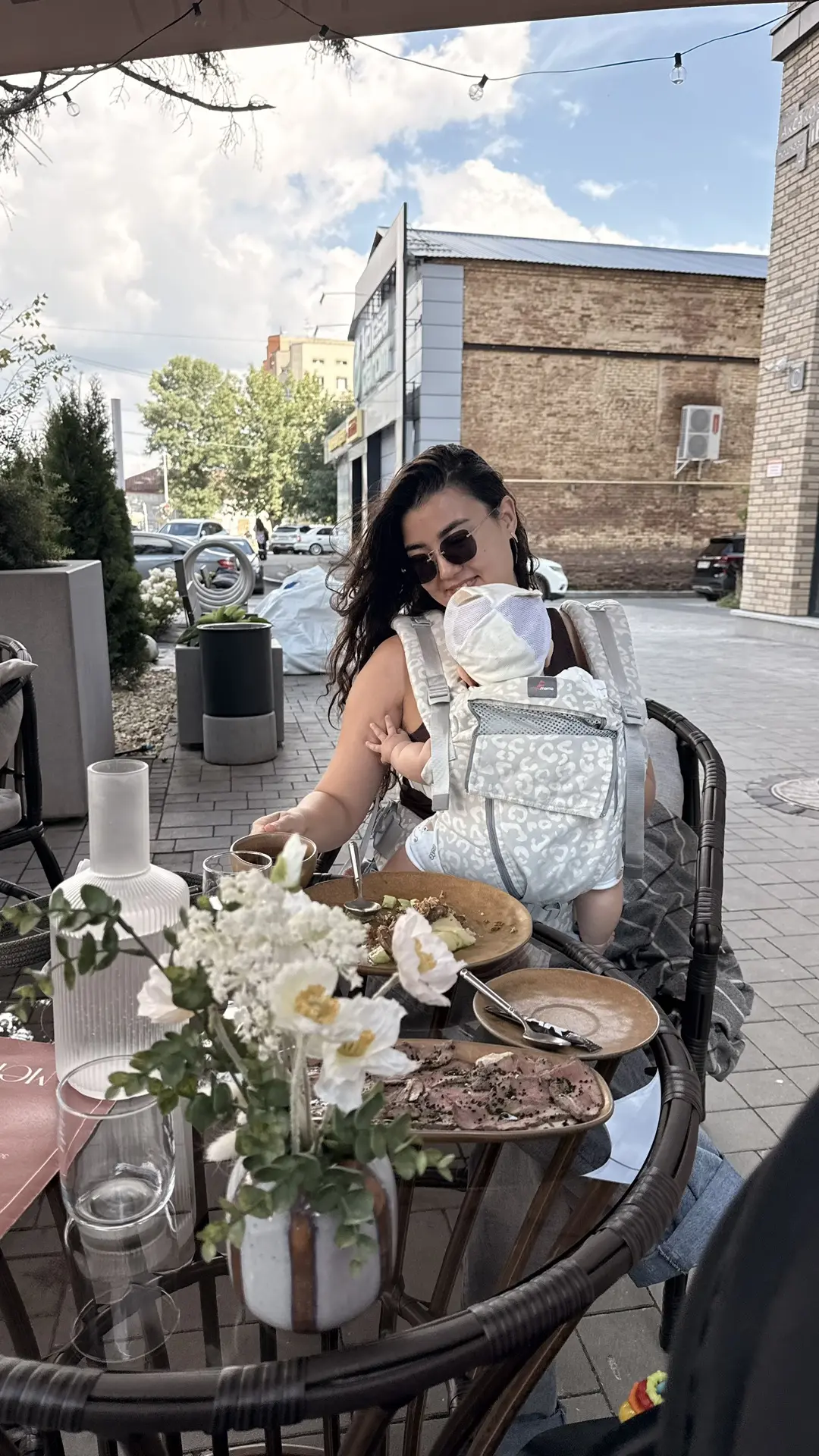 Всем привет! Решила я, значит, сходить вчера в кафе с летником…🙈

Подумала, а че с ребенком дома си