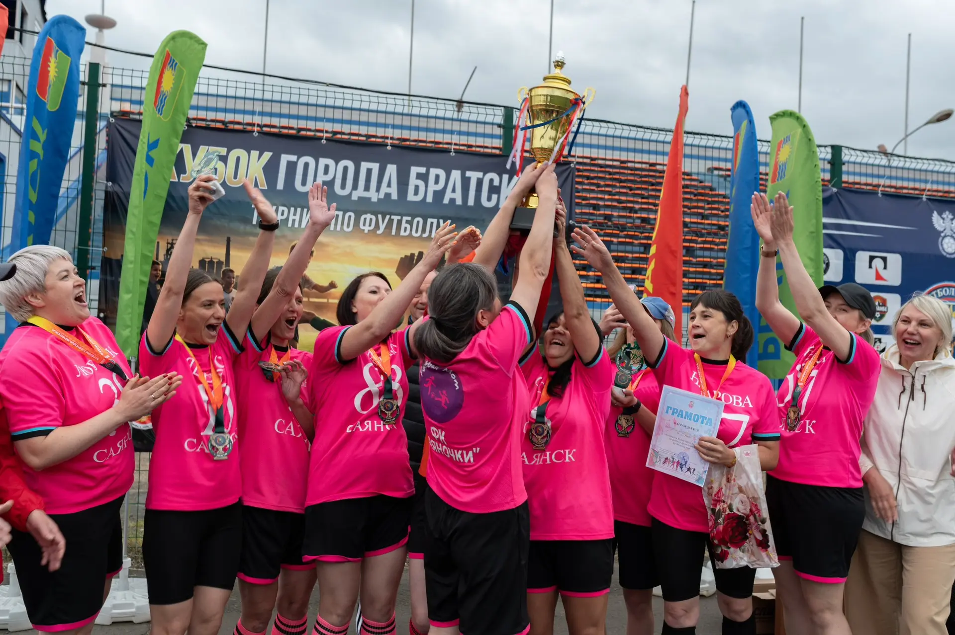 ⚽️ Каждый матч — как мини‑драма: отчаянные атаки, героические сейвы, напряжённые паузы перед решающи