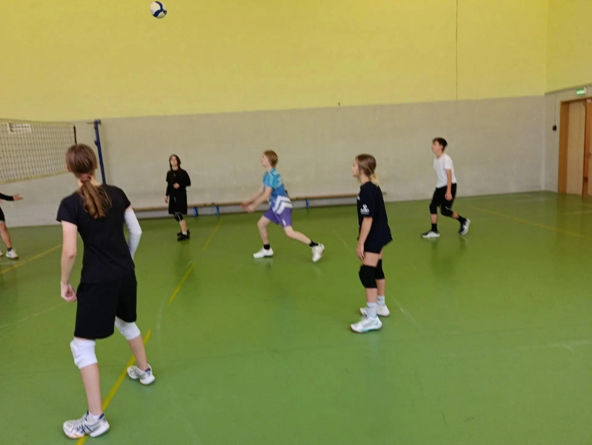 🏐 20 сентября в нашей школе в корпусе 1 состоялась игра по волейболу.