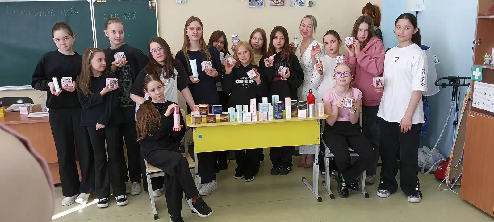 💄 В гостях у школы: мама-косметолог рассказала обучающимся о секретах красоты и профессии В рамках п