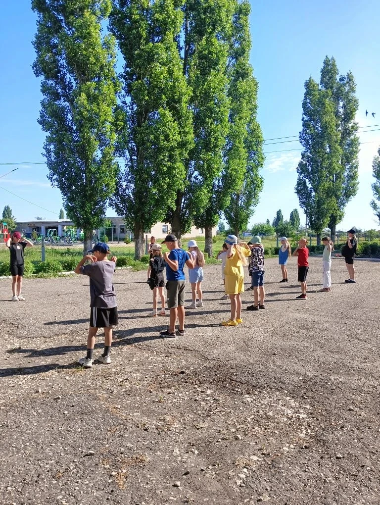 Летний лагерь "Солнечный городок". Очередной день летнего лагеря начался с зарядки на свежем воздухе