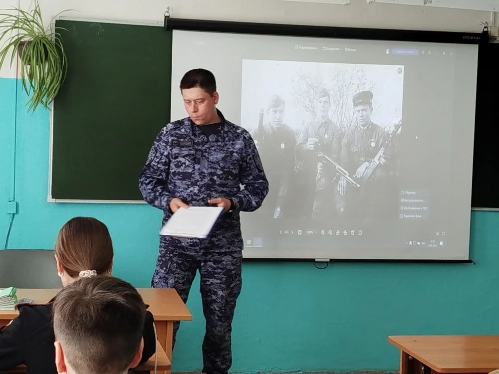 В 6"А" классе состоялась очередная встреча с сотрудниками Росгвардии. Денис Васильевич Стекольщиков 