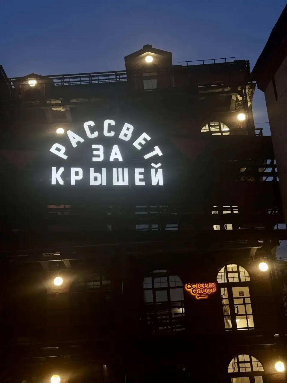 Любовь для меня — это про спокойствие рядом.

Про теплые вечера, случайные касания рук и ощущение, ч