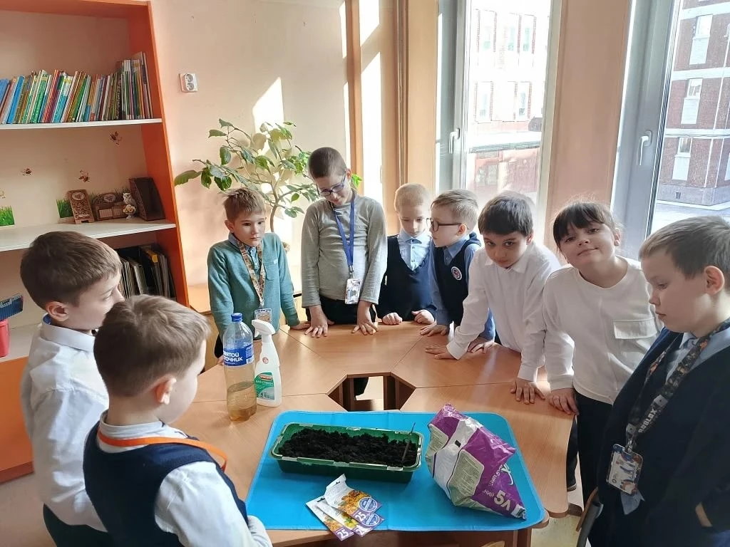 🌍 В рамках Дня Земли: заботимся о растениях и готовимся украсить школу!  День Земли — это не только 