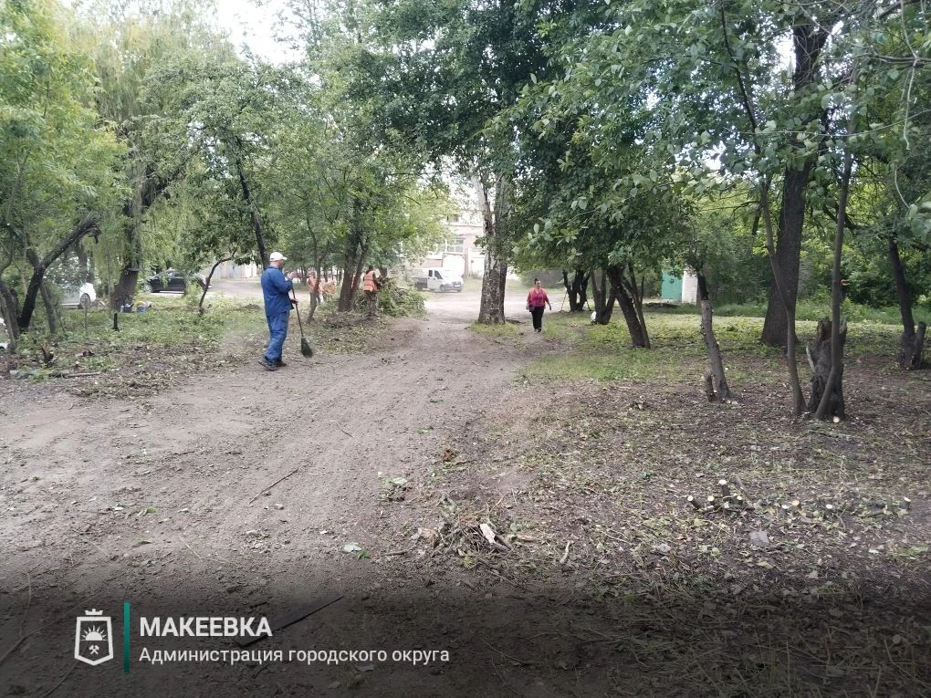 В Червоногвардейском районе провели субботник вокруг строящейся детской площадки