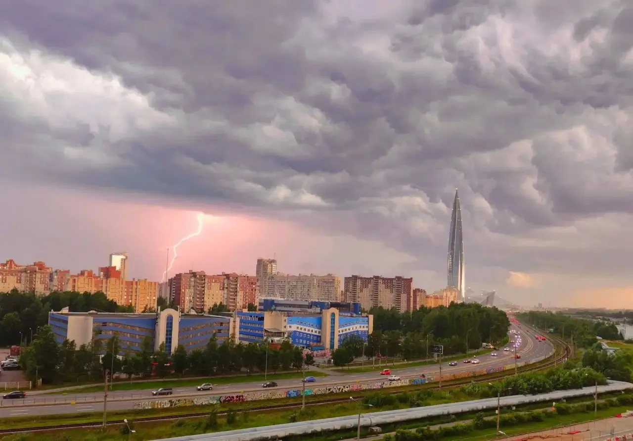 ⛈ Молнии сверкают над Петербургом.
