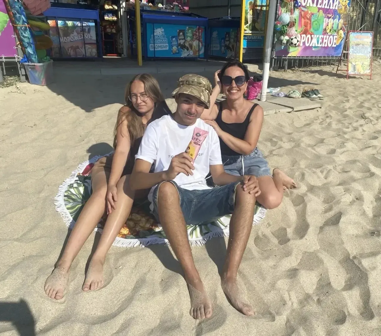 👋 Привет от 8А класса! 😎  

Приглашаем всех на пляж — водичка просто супер! 🌊☀️  

Давайте провед