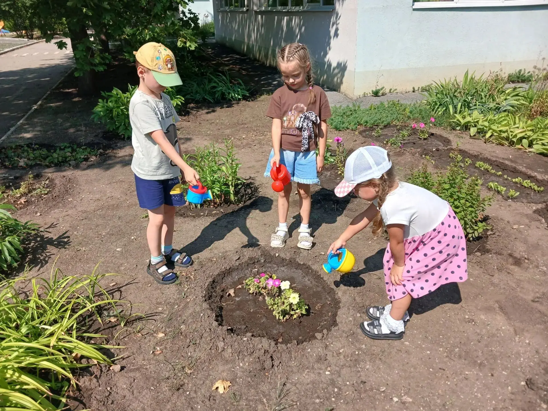 🌞Сегодня ребята из групп "Сказка" и "Ласточки" на своей клумбе сделали доброе дело - п...