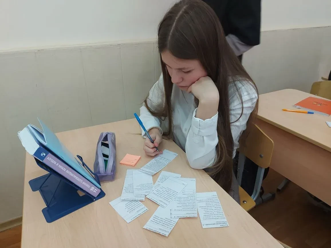 Заголовок: В 10А сегодня не учились. 10А — ужинали! 🍽️🧮  Внимание, гастрономическая и интеллектуальн