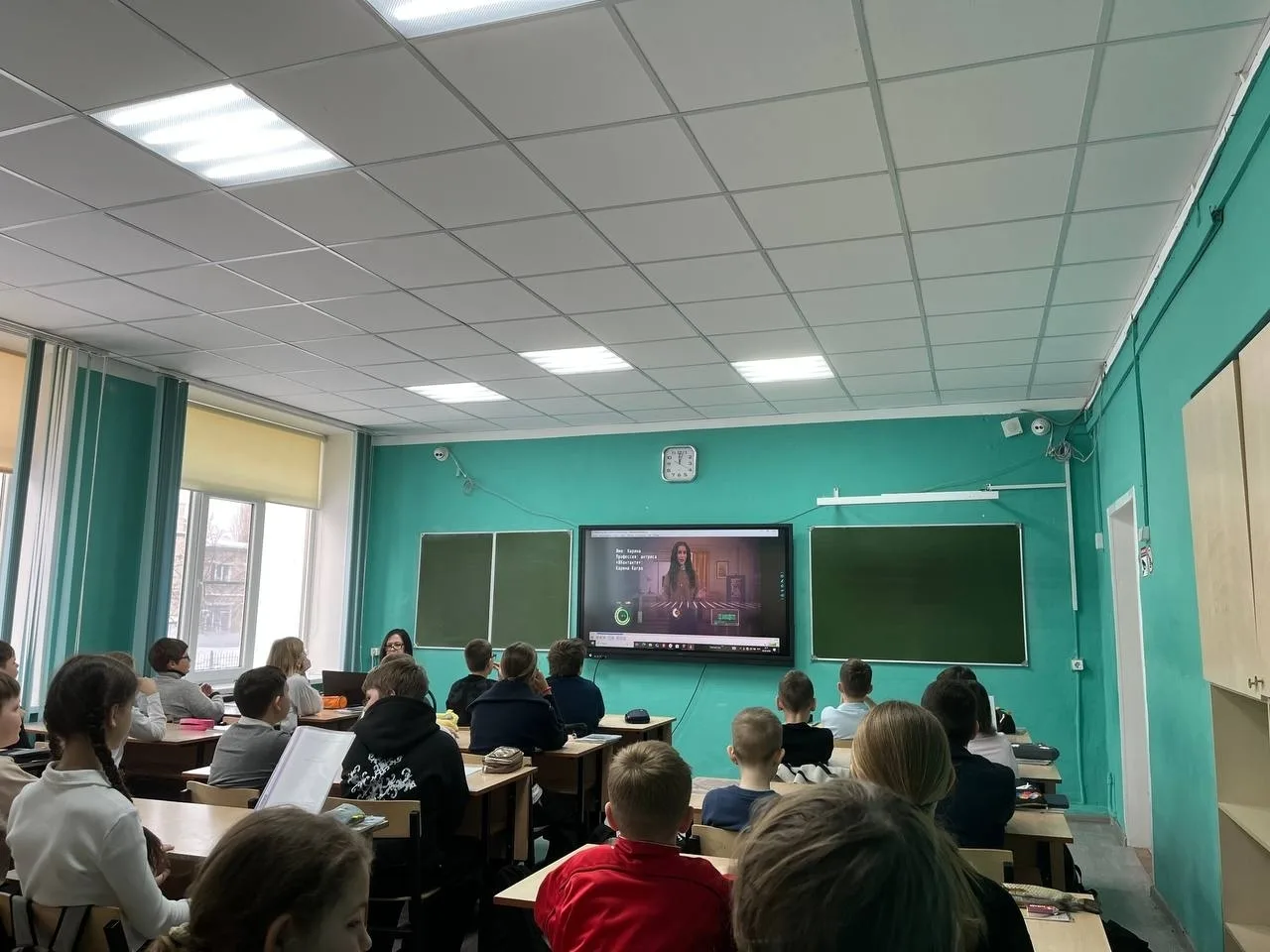 🇷🇺РАЗГОВОРЫ О ВАЖНОМ🇷🇺 Утро понедельника 02 марта 2026 года в школе традиционно началось торжественн