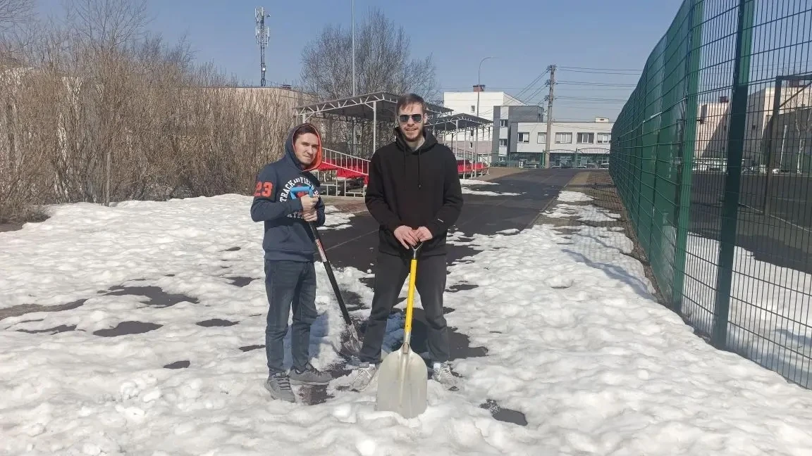 🧹 В МАОУ СОШ №6 города Южно-Сахалинска прошла первая «Чистая пятница» ❄️   ✨В рамках акции учителя н