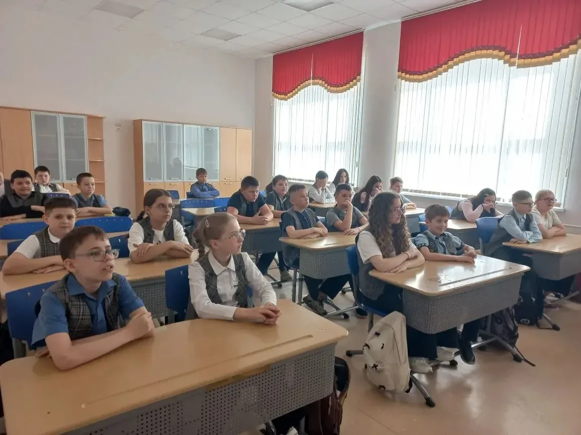Патриотический урок «Символы Победы»🎖️   ✅18 мая специалист Библиотеки городских историй (ул. Весенн