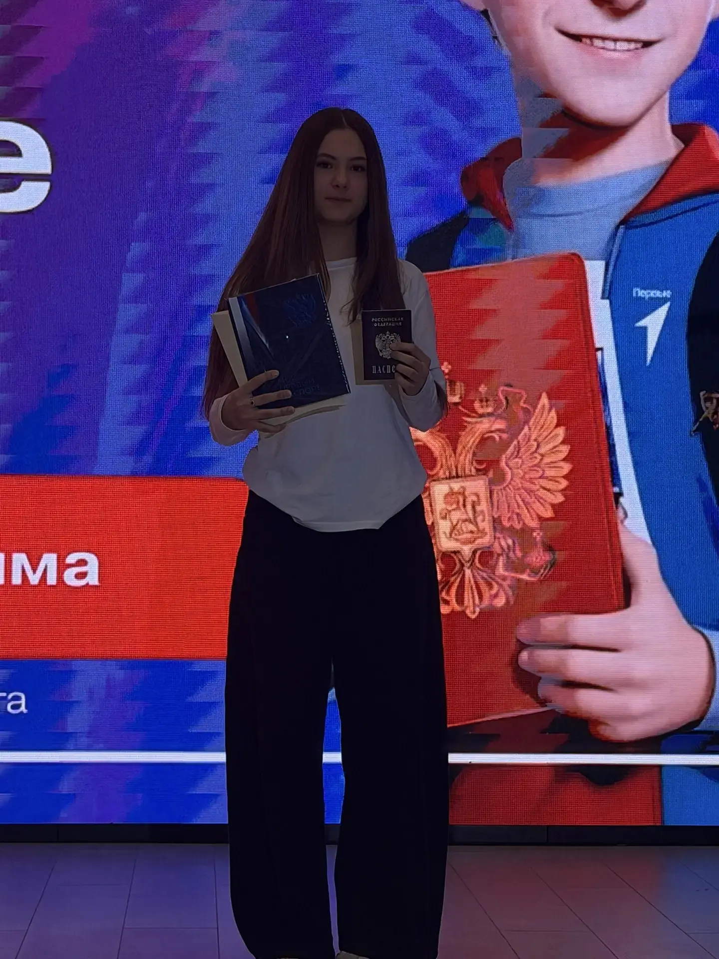 🇷🇺 Снова вручаем паспорта — новый шаг во взрослую жизнь!  В эту пятницу в нашей школе вновь царила п